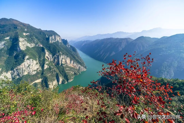 徒步三峡：霜叶漫山处，一步一千年