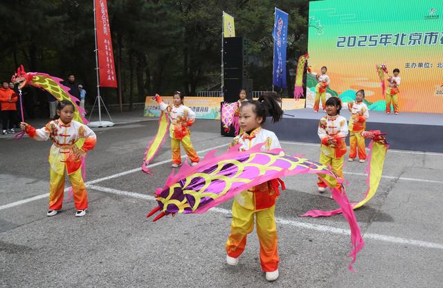 重阳登高正当时 北京900余名爱好者慕田峪长城共赴秋日健身盛宴