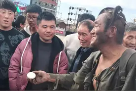 他不是乞丐，他是“流浪棋王”邓有邦，一个一生痴迷下棋的人图片