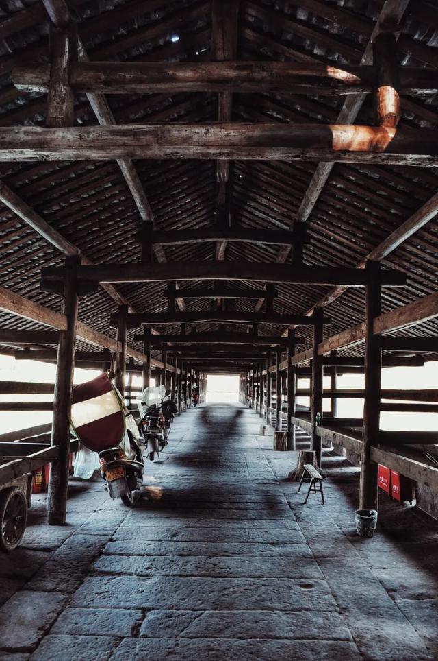 被重庆光芒掩盖，这座小城被一碗“刨猪汤”带火，景点几乎免费看