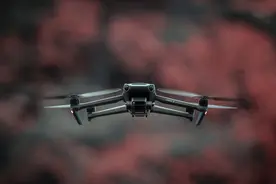 大疆无人机砸碎汽车天窗！无人机飞丢事故责任在谁？图片