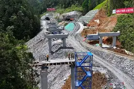“五一”不停工 劳动我最美：黄山祁门德上高速建设者坚守岗位忙施工图片
