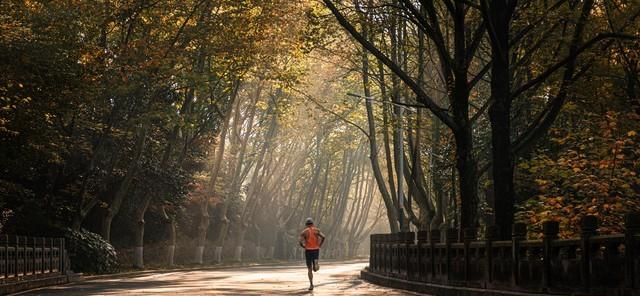 天凉跑步不改3件事，当心心血管报警！中老年跑友务必重视。