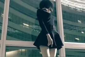 日本女子下班后太累，竟依靠在男人的肩膀上睡着了图片