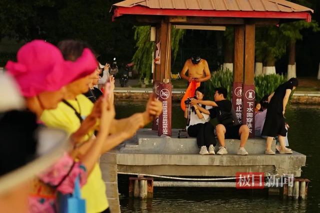 凌晨5点半，武汉上空出现绝美一幕！