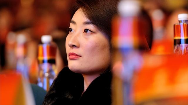 官媒发文！宗馥莉再破"天花板"，让亲叔宗泽后和商界刮目相看