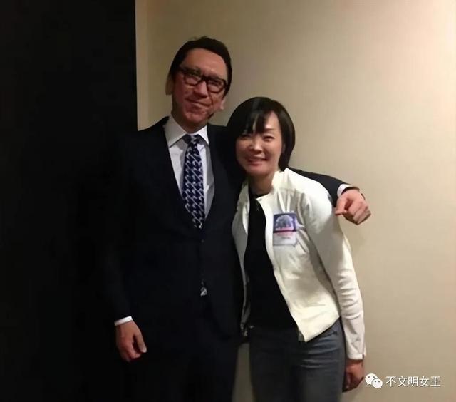 61岁安倍昭恵：丈夫遇刺后搬离婆家，种地疗伤，常去安倍坟前上香