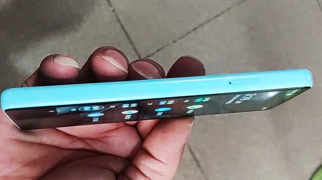 长条造型像遥控器，这款国产小众智能机，定制系统更好用