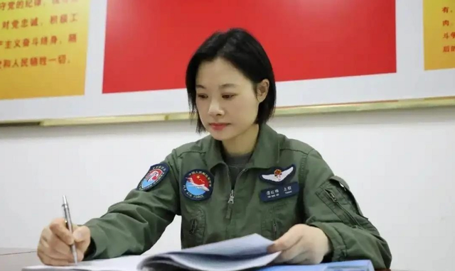 阅兵女机长身份曝光！私生活被扒牺牲太大，老公不简单，央视点名