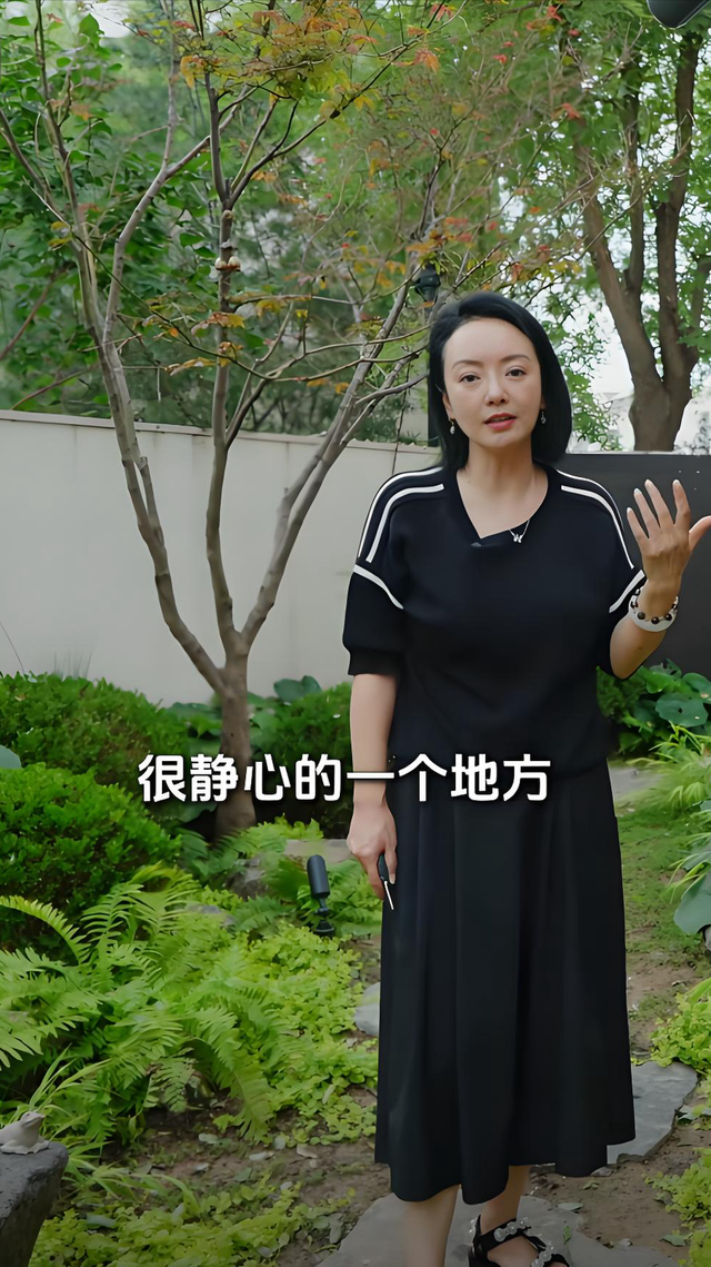 娱圈大佬现状被曝，欠债22亿，搬进破败小院生活，妻子带货还债