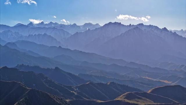 甘肃民乐：祁连山层峦叠嶂尽染秋色