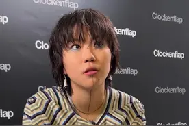 “王菲长女”窦靖童：下巴纹“虾线”好奇怪，最奇葩的还是评论区图片