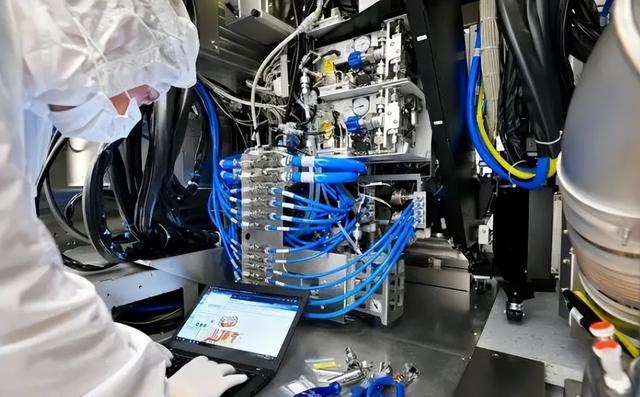 29亿！从荷兰空运到美国的光刻机，撕破了美半导体的“遮羞布”！