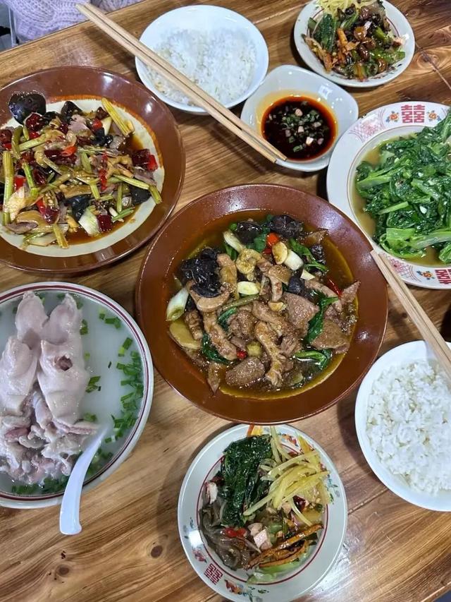 黄了！彩了！1h刹拢成都最近赏秋地，徒步拿奖牌、邂逅古寺银杏！老街美食好吃惨！