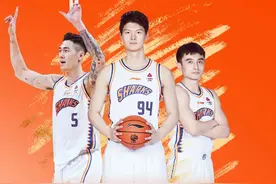 王哲林重伤！直接扶上救护车！他在更衣室崩溃痛哭图片