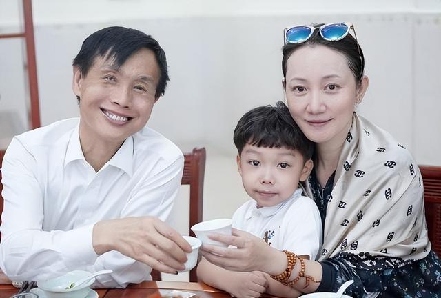 老谋深算邓建国：认14岁干女儿，等了5年亲手培养了一个小妻子