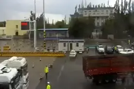 G3012线吐和高速部分路段因暴雨临时交通管制图片