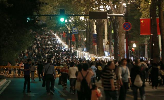 新民大街放大招：市集、花车巡游，承包你的假期快乐！