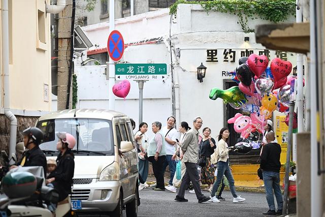 老城烟火气与艺术灵动碰撞 国庆假期青岛龙江路再掀打卡热潮