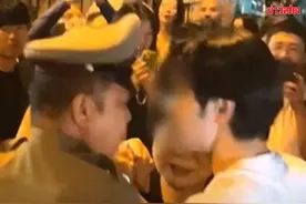 日本男泰国街头违规放天灯！泰国人却说只有中国人才会做这种事！图片