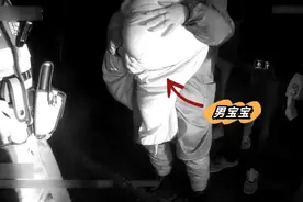 看管孩子切莫大意！江阴一婴儿雨夜爬上马路图片