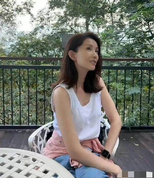 她的颜值在香港电影中属于顶级水平，现在54岁还单身，那么显年轻