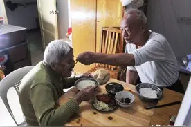 有些60至70岁的老人，每月领取四五千元的退休工资，居然这样生活图片