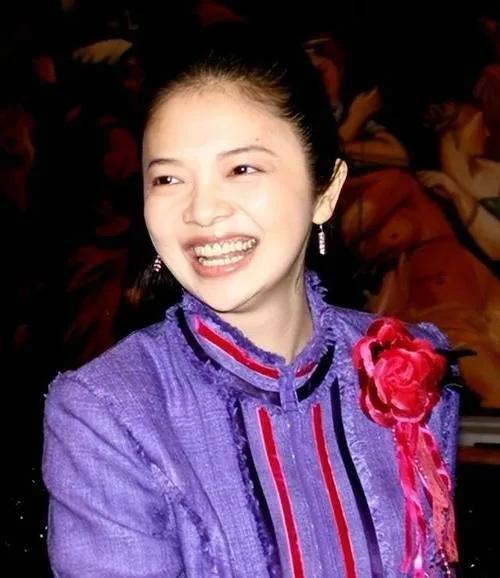 53岁前央视主持文清近况曝光！身材发福成路人，带儿子回桂林定居