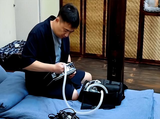 四天曝3个瓜！戴呼吸机、离婚、周慧敏肉软会玩，一个比一个意外