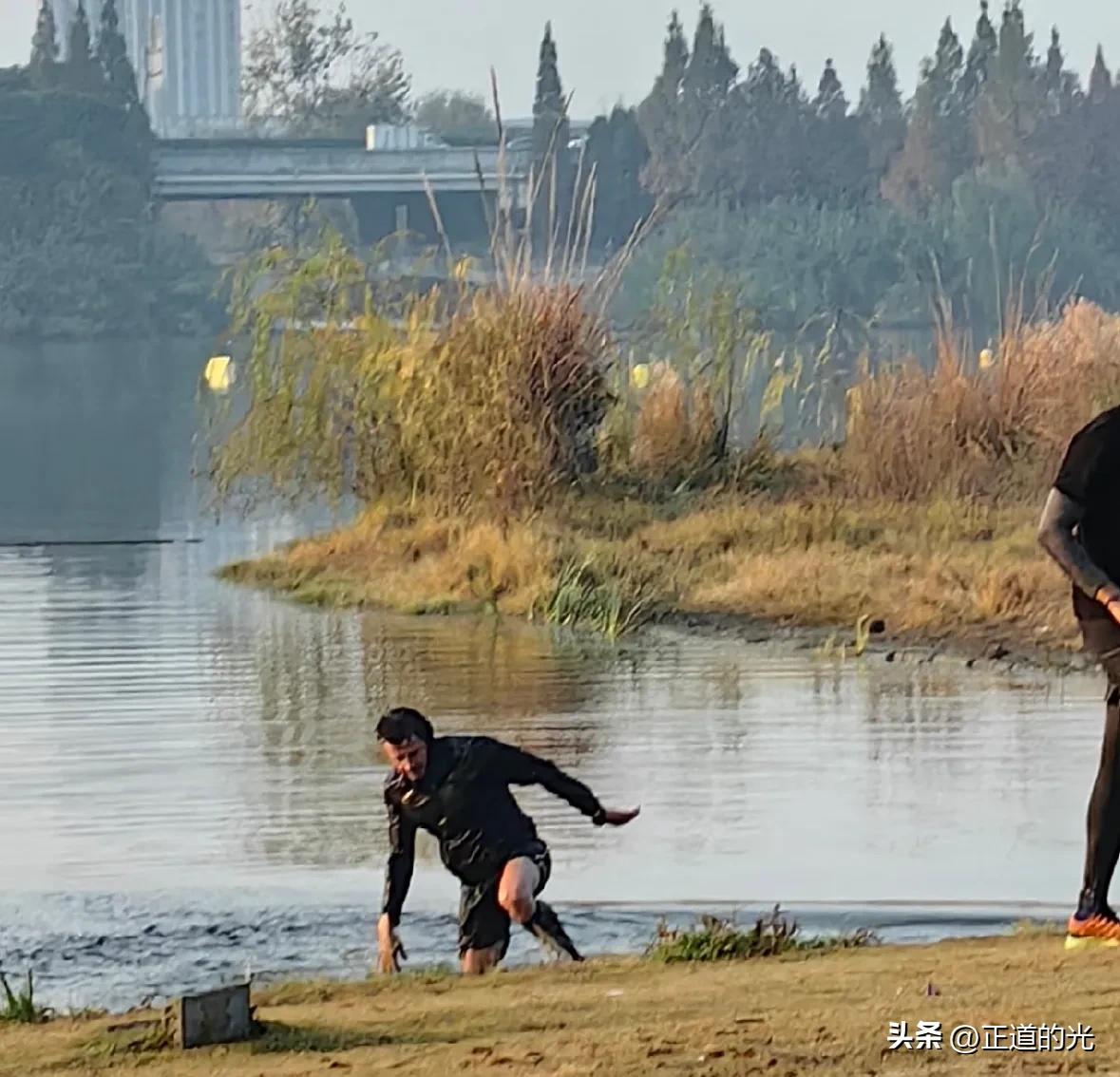 现场:成都网友清晨偶遇马克龙在湖边跑步
