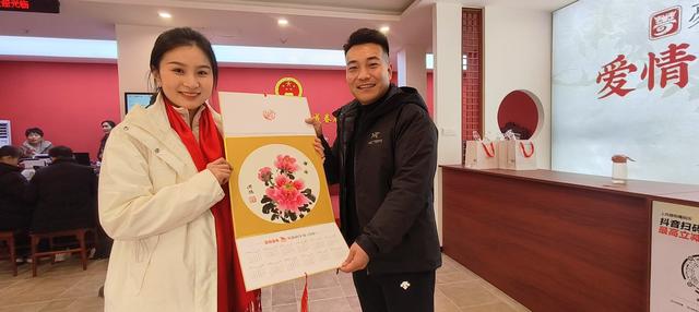 逛台儿庄古城领结婚证 元旦当天16对新人喜结连理