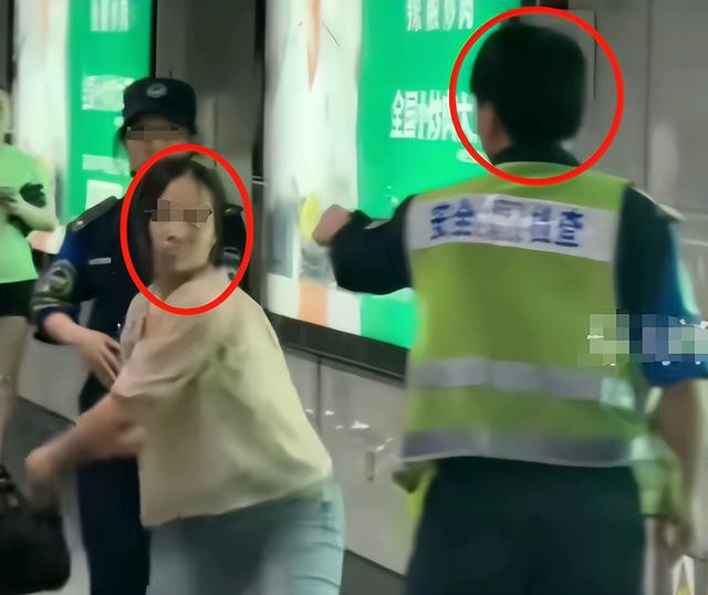 女子地铁追打安检员后，恶心一幕出现，女安检好心劝阻遭质疑