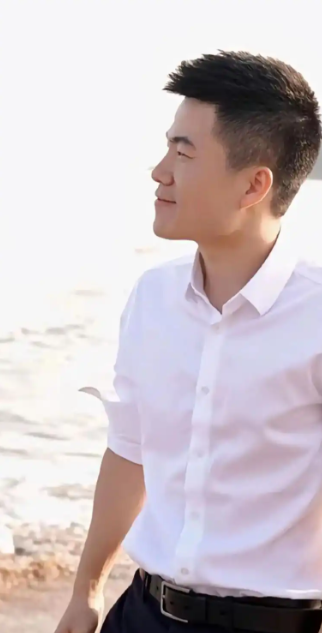 官媒发文，高调官宣32岁董宇辉喜讯，全网恭喜，终于等到这一天