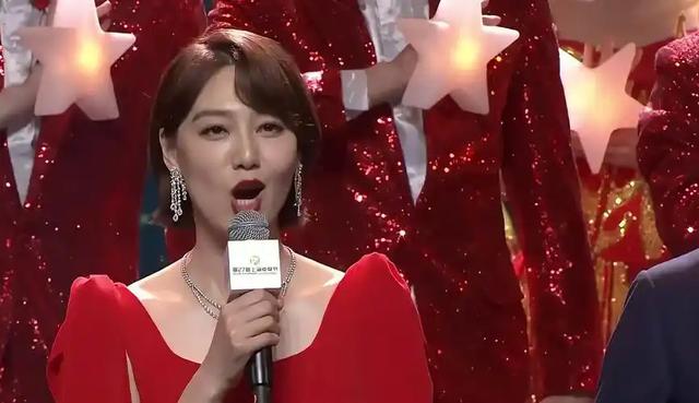 讨好大佬陪睡上位？遭央视“开除”？曾是央视女主持谣言有多离谱
