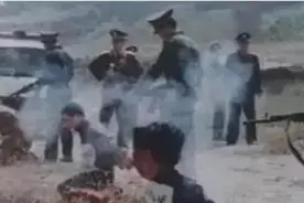 八十年代“严打”时，武警正手持八一步枪枪毙死刑犯的真实照片图片