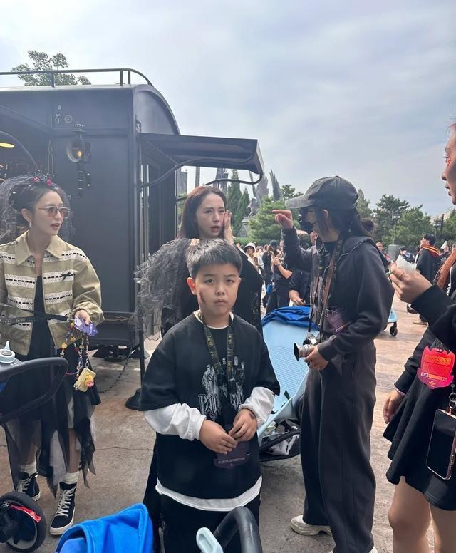北京环球影城偶遇明星，佟丽娅露“副乳”太尴尬，46岁董璇脸垮了