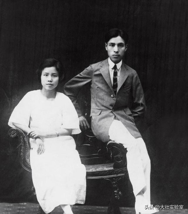 李鹏总理儿媳罕见留影，五官端正长相大气，爷爷功勋卓著比肩元帅