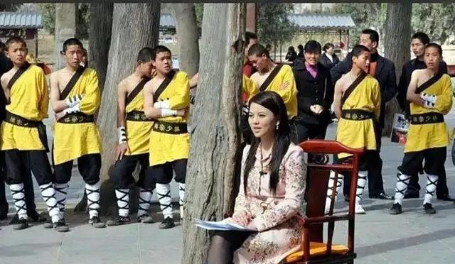 李湘不忍了！坦白与释永信的真实关系，“亲吻”照的真相终于大白