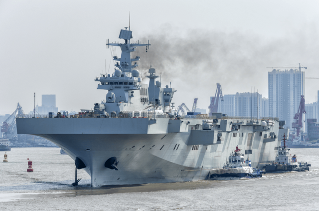 不学美国造小航母？076携独门武器亮相，两栖作战这样改变战局！