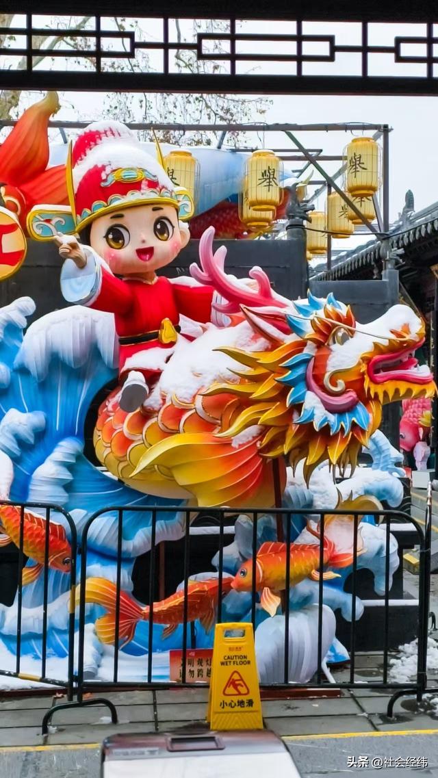 大寒雪落秦淮畔 四秩灯会映金陵 古建银装裹红韵入画来