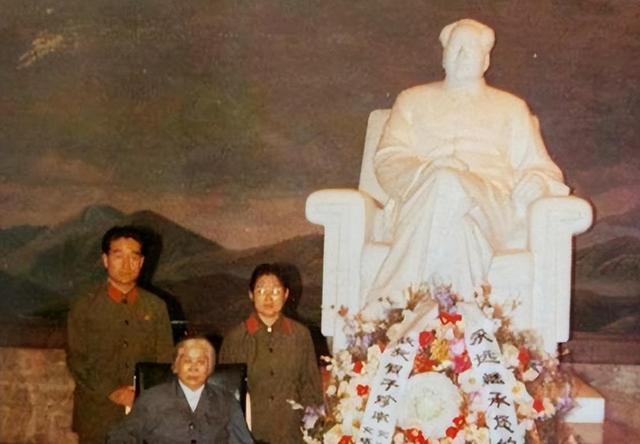 贺子珍请哥哥写信说和，想与毛主席恢复关系，毛主席回复了4个字
