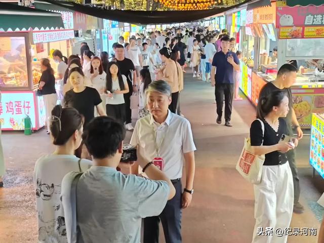 三线城市商丘市中心城区夜经济红红火火！梁园区步行街人头攒动！