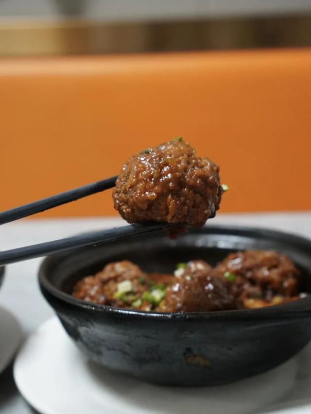 乌鲁木齐的劳动街，是由小炒、烧烤和夏夜晚风组成的