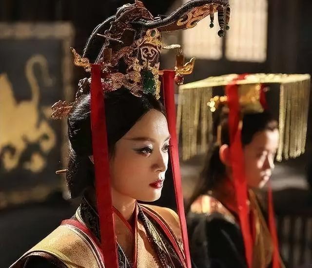 她陪他睡了30年，生下2个儿子，最后却亲手将他毒杀在自己寝宫里