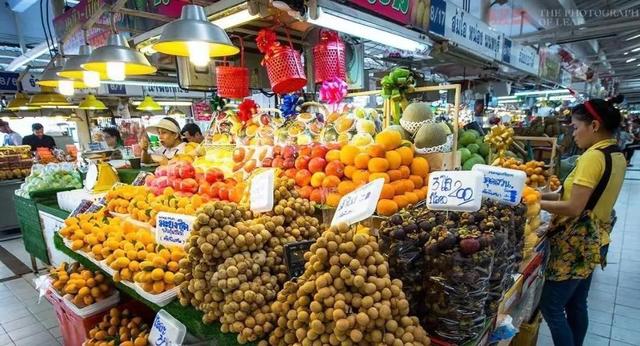 泰国大量水果腐烂，因为摊上的中文标语，中国游客：自己留着吧
