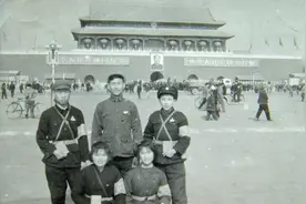 年近半百，终于在北京天安门广场上看到了升国旗图片