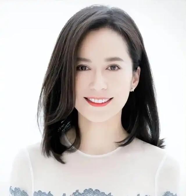 至今未婚未育，身边却有男人陪了近20年！54岁的她才是人间通透