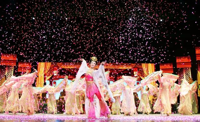 【敦煌喊你逛灯会啦!】@省内高校宝子们,这场跨越千年的光影盛宴,还有超多福利等你解锁~