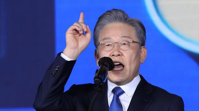 决战在即，普京反应异常，美官员提醒32国：中国挺俄，另有目的