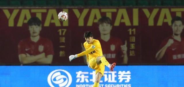 保级悬崖边命悬一线，长春亚泰0:4惨负北京国安。